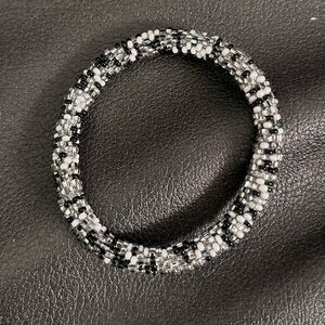 Sasha beaded bracelet black, gray and silver.